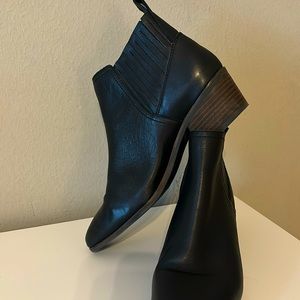 Women’s sz 9.5 Lucky Brand Pull On Heeled Boots